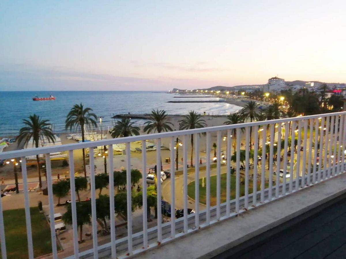 Atico Con Fantasticas Vistas Al Mar Y La Iglesia Leilighet Sitges Eksteriør bilde