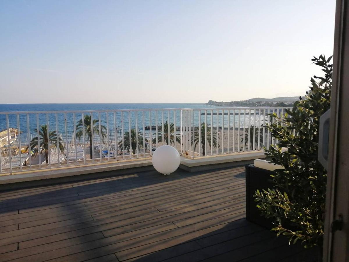 Atico Con Fantasticas Vistas Al Mar Y La Iglesia Leilighet Sitges Eksteriør bilde