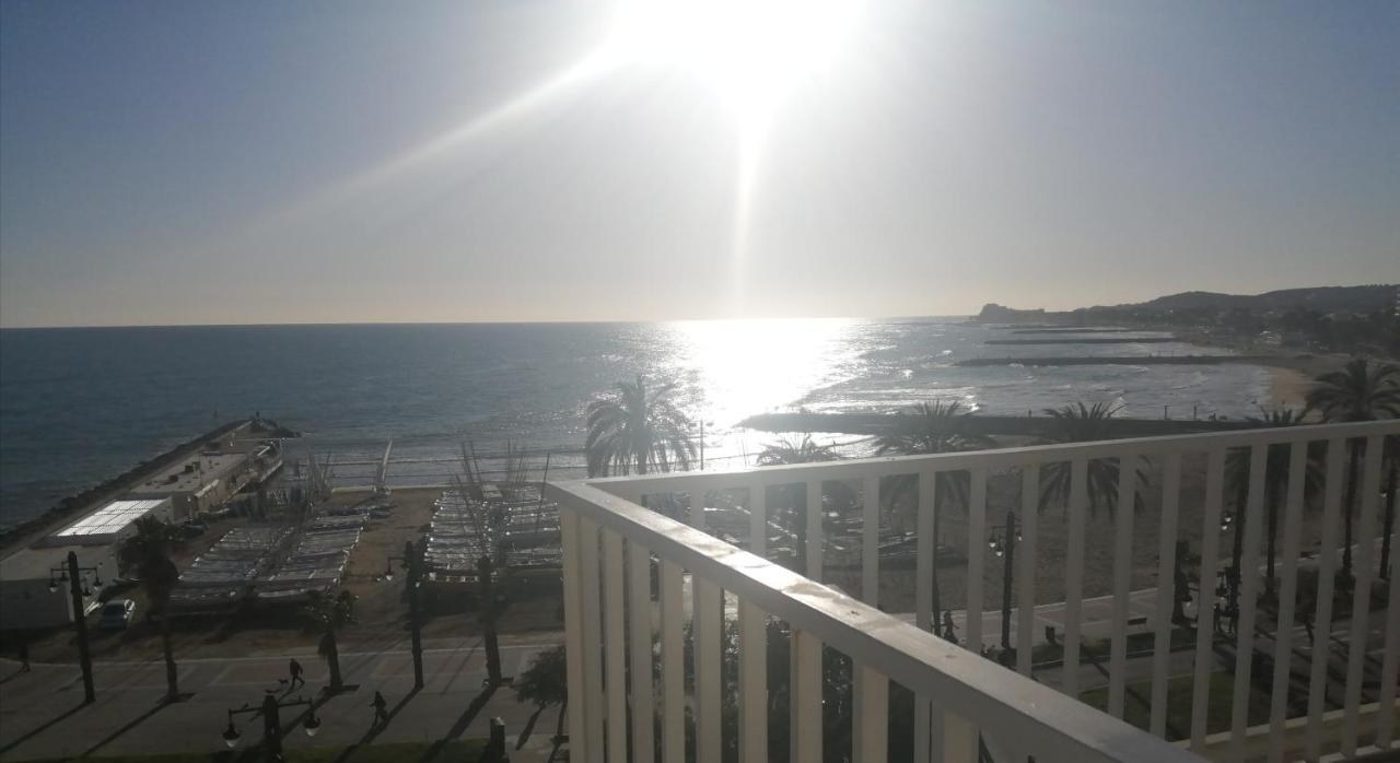 Atico Con Fantasticas Vistas Al Mar Y La Iglesia Leilighet Sitges Eksteriør bilde